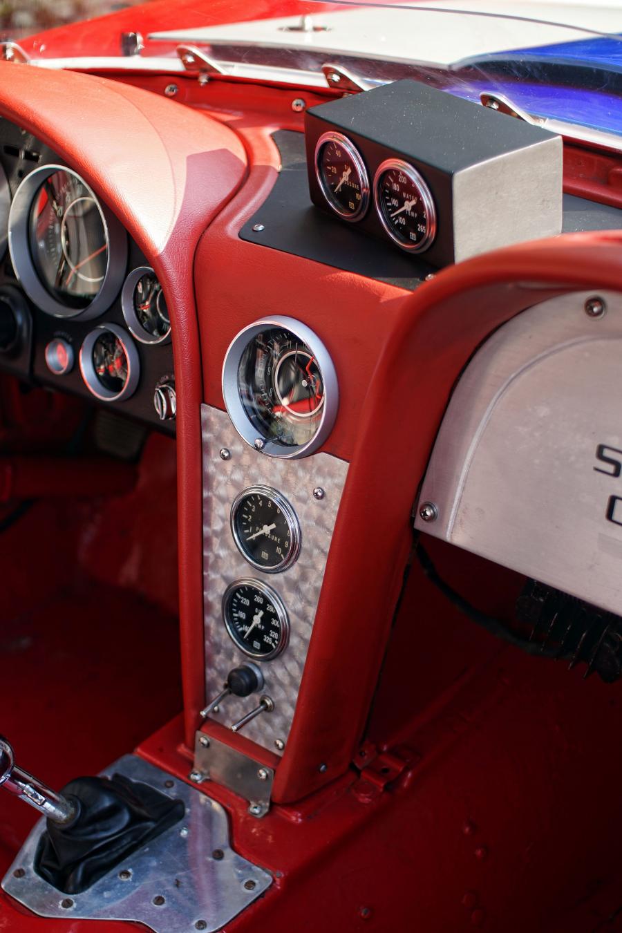 Панель приборов Chevrolet Corvette Sting Ray Supernova 1964 года  (фото 8 из 25)